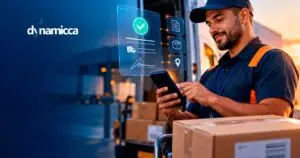 Profissional de logística utilizando smartphone para registrar comprovante de entrega com canhoto digital